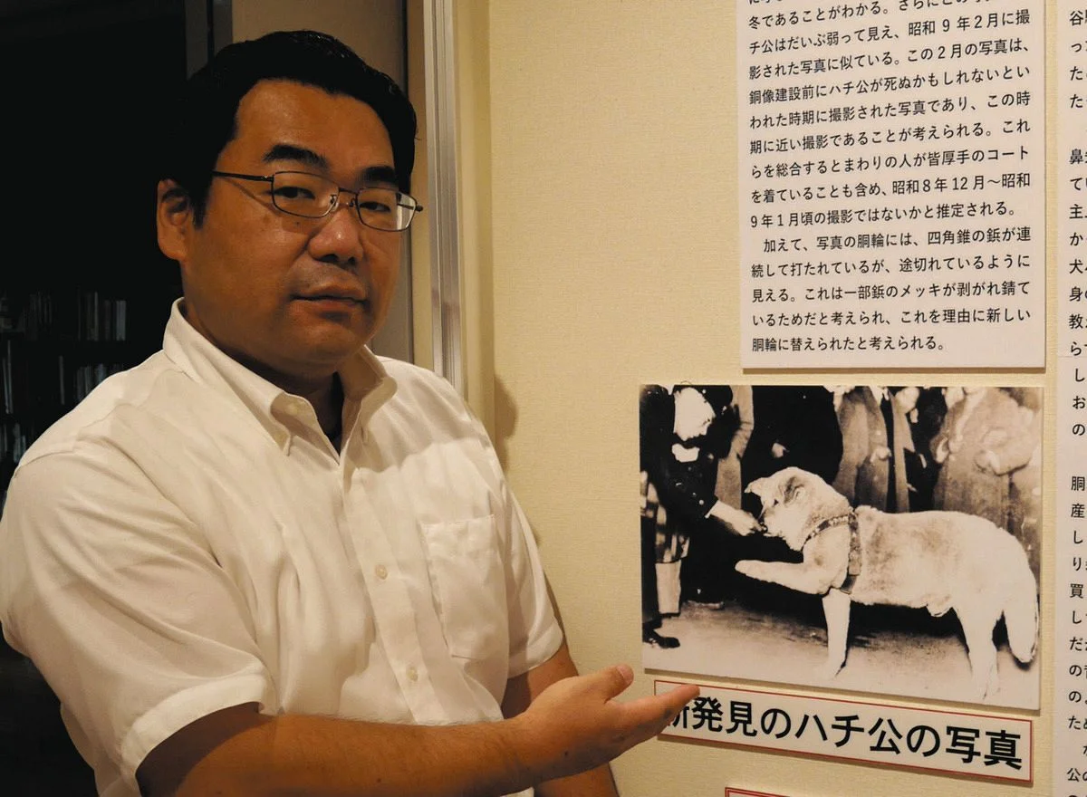 نوه پروفسور در کنار عکس هاچیکو افسانه ای